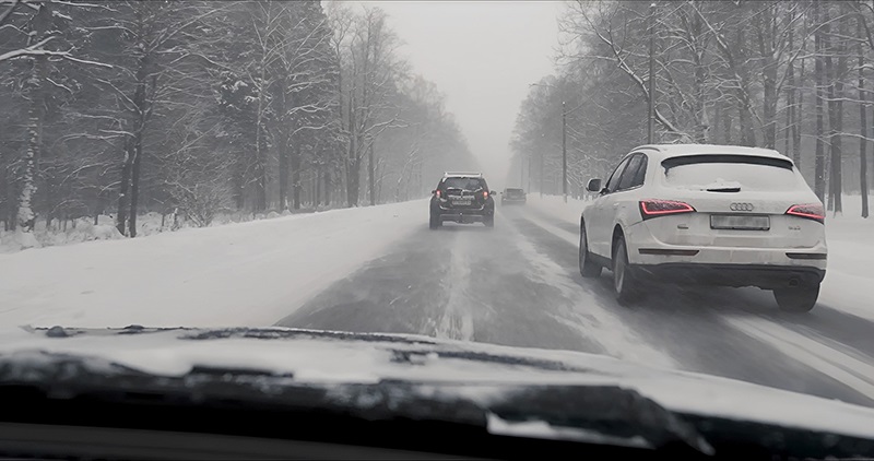 雨（yǔ）雪天氣盡量不要（yào）開快車